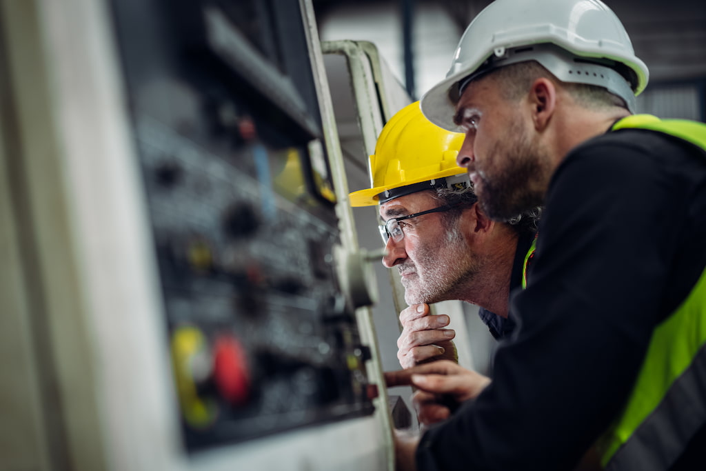 troqueladoras-industriales-operarios-mirando-posible-averia