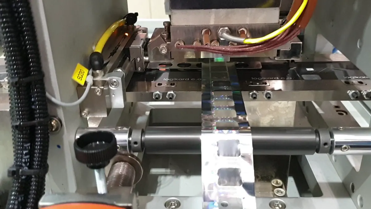 Cabezal de estampación en caliente aplicando un holograma sobre una tarjeta plástica