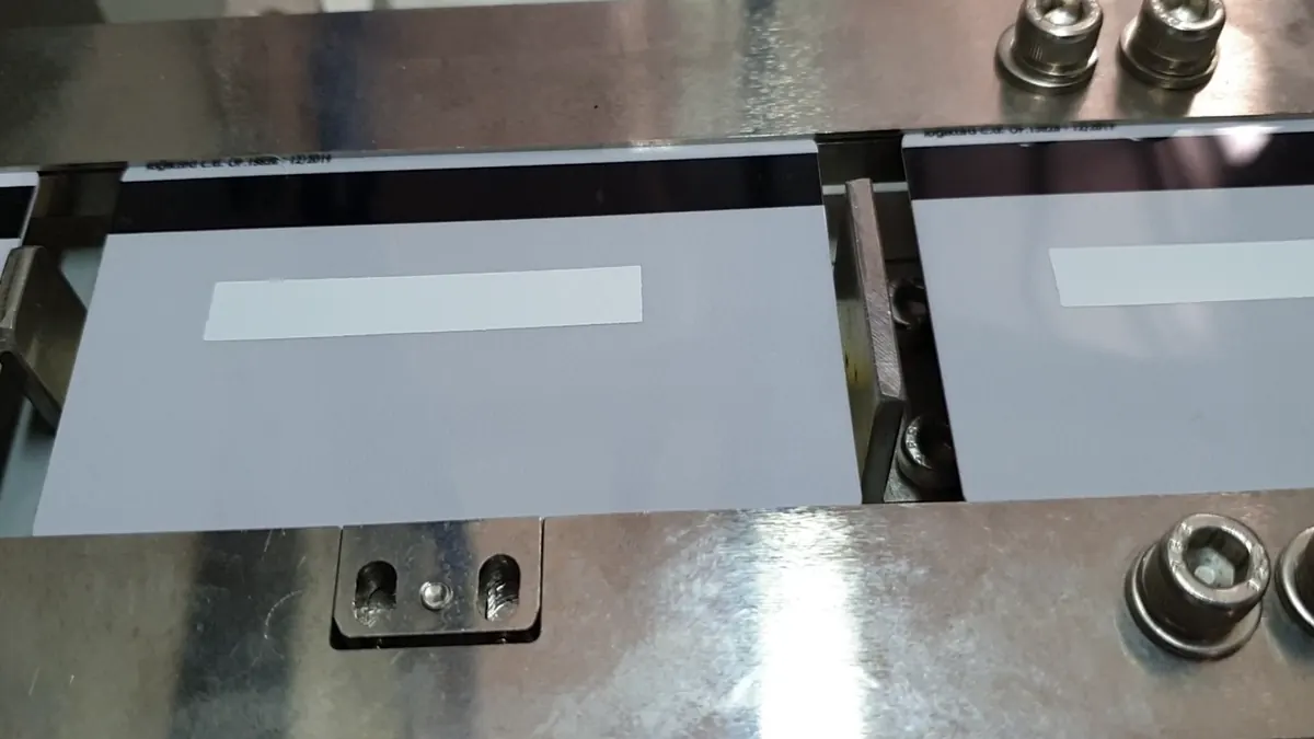 Estampación del panel de firma en el reverso de una tarjeta plástica mediante calor y presión