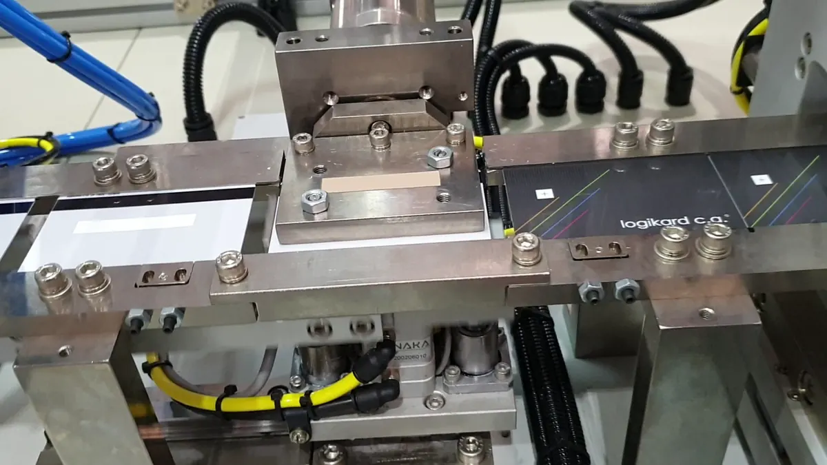 Sistema automático de estampación de hologramas en tarjetas con transporte por servomotor