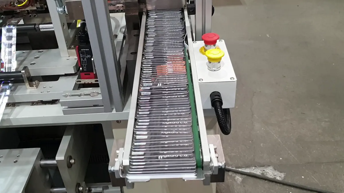 Línea de producción automática que aplica holograma y panel de firma en la misma máquina