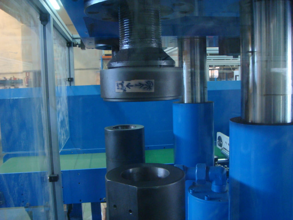 Cabezal y columnas de una troqueladora industrial de cuatro columnas