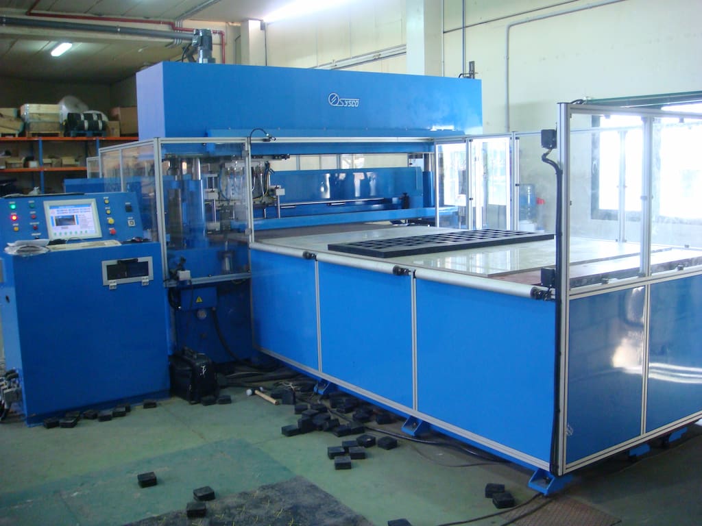 Troqueladora industrial para el corte de cribas de goma y plástico