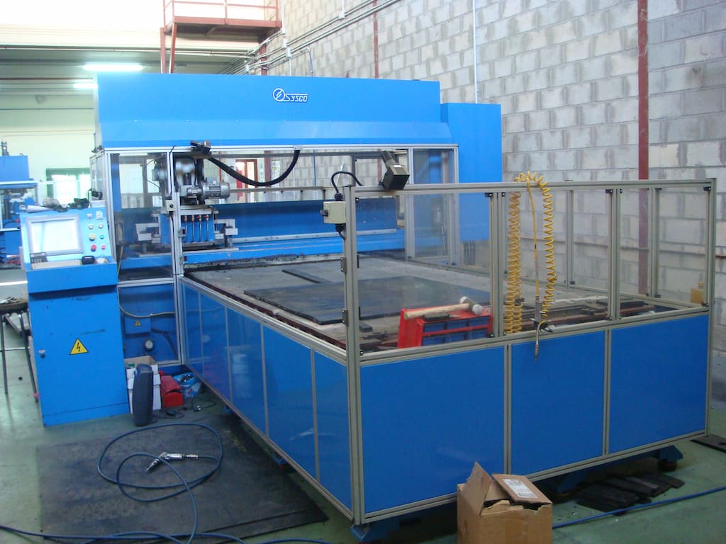 Zona de trabajo de una troqueladora CPC perforando una criba industrial